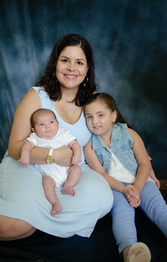 Picture of Honeliz Perales and her two young children